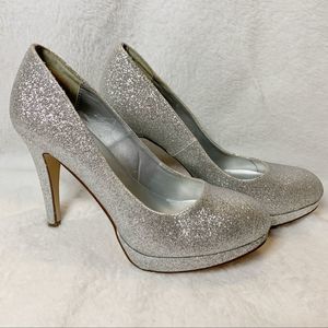 🌟2/$15 SALE Heart in D Sparkle Heels🌟